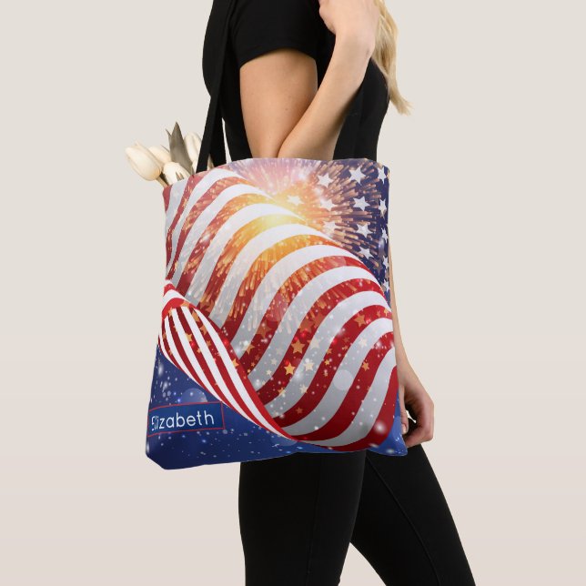 Tote Bag Nom, Drapeau vibrant ondoyant et feux d'artifice s (De près)