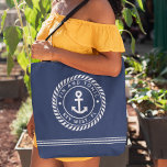Tote Bag Nom du bateau de marine et d'Ancre blanche<br><div class="desc">Fourre-tout votre équipement à la marina avec ce sac fourre-tout personnalisé impressionnant que vous pouvez facilement customiser avec votre nom de bateau! Le design nautique comprend un arrière - plan bleu marine avec le nom de votre bateau et le registre du navire en lettres blanches à l'intérieur d'un badge de...</div>