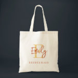 Tote Bag Nom du monogramme Première demoiselle d'honneur Te<br><div class="desc">Nom du monogramme Script initial Bridesmaid Terracotta Gold. Facile à personnaliser avec l'initiale et le nom pour les événements de la fête de mariage et les cadeaux.</div>