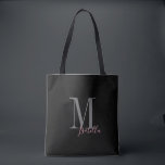 Tote Bag Nom et monogramme noir simple personnalisé<br><div class="desc">Elégant Moderne Personnalisé monogramme et sacs fourre-tout de nom en noir et rose, simple et élégant. grands cadeaux de mariée personnalisés à la fête de mariage, la douche nuptiale ou la fête de bachelorette. Customisez le monogramme ou le nom avec votre choix de couleur et de police.</div>
