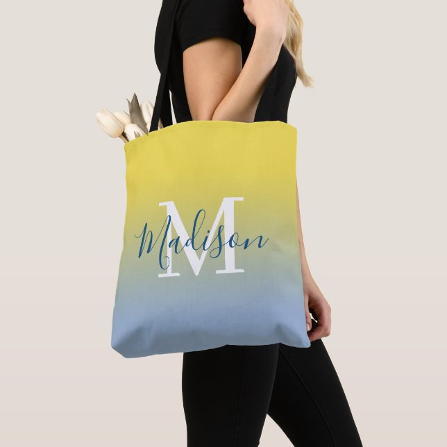 Tote Bag Nom moderne Monogramme Jaune à bleu clair Gradient (De près)