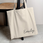 Tote Bag Nom moderne | Monogramme minimaliste élégant et te<br><div class="desc">Sac fourre-tout simple, élégant et tendance dans une police manuscrite moderne dans un style de design scandinave "scandi" minimaliste. Ce produit peut être facilement personnalisé avec votre nom ou le nom d'un être cher pour un cadeau parfait pour un anniversaire, une fête de poule, un mariage, noël et bien plus...</div>