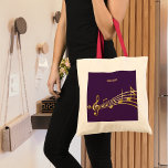 Tote Bag Nom monogramme des notes de musique en or violet<br><div class="desc">Simple et élégant pour les mélomanes ! Arrière - plan violet avec des notes de musique faux or. Modèle pour votre nom,  écriture de style manuscrite dorée.</div>
