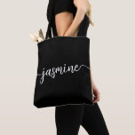 Tote Bag Nom personnalisé de monogramme girly simple noir<br><div class="desc">Sac fourre-tout personnalisé élégant moderne minimaliste noir avec monogramme féminin et signature de nom en écriture personnalisée. Ce design présente votre prénom dans une jolie typographie de signature de style lettrage manuscrit (ou calligraphie) en écriture blanche sur fond noir. Cadeau féminin idéal pour un anniversaire, Noël, mariage, enterrement de vie...</div>