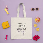 Tote Bag Nom personnalisé Magic Minimaliste moderne<br><div class="desc">Ce sac fourre-tout est un accessoire élégant et fonctionnel qui combine le meilleur des deux mondes : une typographie ludique et ludique avec un design minimaliste qui le rend polyvalent et facile à porter avec n'importe quelle tenue et ajoute une touche de sophistication et d'élégance à l'ensemble. Le design typographique...</div>