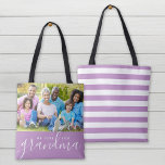 Tote Bag Nous t'aimons Mamie Photo personnalisée Cadeau de<br><div class="desc">Sacs fourre-tout réversibles recto-verso personnalisés avec vos photos et texte. Ajoutez une photo spéciale avec votre mère ou votre grand-mère pour la fête des mères. Le texte dit "Nous t'aimons grand-mère" ou customisez-le avec votre propre message. Le côté arrière a un motif à bandes chic ou utilisez l'espace pour des...</div>