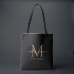 Tote Bag Nouveau marié M. Mme Monogram Noms Année Or Noir<br><div class="desc">Sac fourre-tout monogrammé chic, moderne et simple avec vos noms en blanc élégant calligraphie manuscrite sur un arrière - plan noir avec votre monogramme en or. Ajoutez simplement vos noms, année établie et monogramme dans la typographie stylisée. Un cadeau de luxe parfait pour les mariages du couple marié. Conçu exclusivement...</div>
