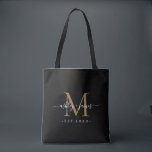 Tote Bag Nouveau marié M. Mme Monogram Noms Année Or Noir<br><div class="desc">Sac fourre-tout monogrammé chic, moderne et simple avec vos noms en blanc élégant calligraphie manuscrite sur un arrière - plan noir avec votre monogramme en or. Ajoutez simplement vos noms, année établie et monogramme dans la typographie stylisée. Un cadeau de luxe parfait pour les mariages du couple marié. Conçu exclusivement...</div>