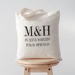 Tote Bag Numéro romain Date, Initiales, Mariage de ville Bi<br><div class="desc">Ces sacs fourre-tout mariages minimalistes modernes font de grands cadeaux de fête de mariée,  des sacs de bienvenue ou des faveurs. Le design épuré minimaliste comprend vos initiales et ville mariage dans des lettres serif noir moderne. Votre date de mariage en chiffres romains ajoute une touche chic et inattendue.</div>