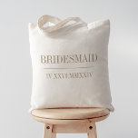 Tote Bag Numéro romain Date Mariée<br><div class="desc">Ces sacs fourre-tout mariages minimalistes modernes font de grands cadeaux de fête de mariée. Nettoyez les caractéristiques de conception minimale "bridesmaid" ou votre choix de rôle, et votre date mariage dans le lettrage serif neutre moderne, biscuits par une seule ligne. Votre date de mariage en chiffres romains ajoute une touche...</div>