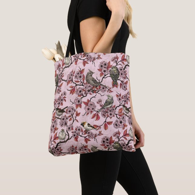 Tote Bag Oiseaux et fleurs de cerisier sur fond rose (De près)