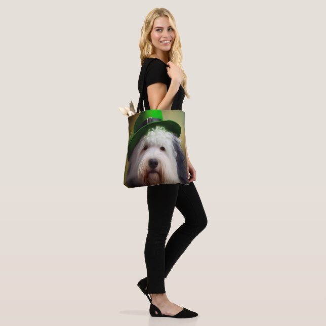 Tote Bag Old English Sheepdog en tenue de la Saint-Patrick (Sur le modèle)