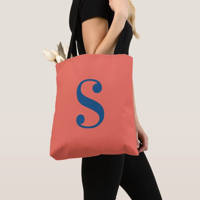 Tote Bag Orange minimal avec gros monogramme bleu marine (De près)
