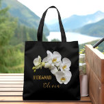 Tote Bag Orchidées de Bridesmaid Floral Personnalisé<br><div class="desc">Sacs fourre-tout-cadeaux pour mariées et mariées. Des orchidées blanches et réalistes dessinent de part et d'autre d'un sac fourre-tout noir de qualité. Personnalisez avec son nom et son titre (demoiselle d'honneur, demoiselle d'honneur, demoiselle d'honneur ou fille aux fleurs) en écriture jaune doré et texte imprimé moderne. De l'autre côté, incluez...</div>