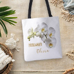 Tote Bag Orchidées de Bridesmaid Floral Personnalisé<br><div class="desc">Sacs fourre-tout-cadeaux pour mariées et mariées. Des orchidées blanches et réalistes dessinent de part et d'autre d'un sac fourre-tout blanc de qualité. Personnalisez avec son nom et son titre (demoiselle d'honneur, demoiselle d'honneur, demoiselle d'honneur ou fille aux fleurs) en écriture jaune doré et texte imprimé moderne. De l'autre côté, incluez...</div>