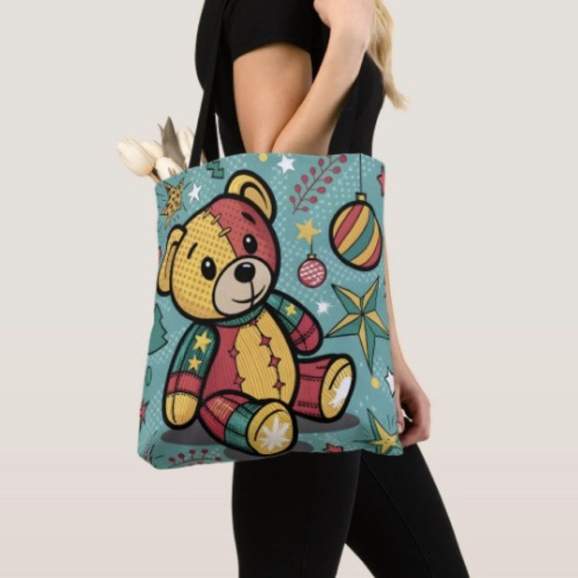 Tote Bag Ours en peluche de Noël patchwork fantaisiste (Tote Bag — 100% polyester, black laminated lining 100% cotton web hand. Made in the USA.
)