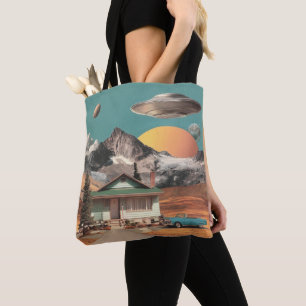 Tote Bag OVNI surréaliste au-dessus d'une maison rustique