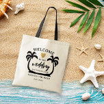 Tote Bag Palm Trees Heart Destination Wedding Beach Bienven<br><div class="desc">Sacs de bienvenue pour les invités de mariage de plage personnalisées avec les noms de couple,  date mariage et emplacement. L'illustration des palmiers encadre les détails du mariage de destination.</div>