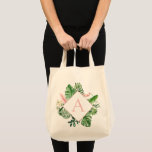 Tote Bag Palmiers tropicaux Mariage rose clair Monogramme<br><div class="desc">Destination - Tropical Palms Beach Botanical Blush Pink and Green Watercolor Printemps Monogramme Sacs fourre-tout sur toile arrière - plan - comprend belle et élégante typographie avec feuilles botaniques modernes et verdure pour le Cadeau spécial pour un Mariage, Fête des mariées (Mariée ou Femme de Fête), Baby shower, Bachelorette Party,...</div>