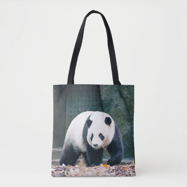 TOTE BAG PANDA DE MARCHE DEVANT UN BÂTIMENT EN BÉTON (Devant)