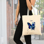 Tote Bag Papillon floral bleu personnalisé<br><div class="desc">L'élégant sac fourre-tout économique présente un design art numérique généré par l'IA d'un beau papillon bleu avec un bouquet floral. Personnalisez avec nom ou monogramme. Parfait comme femme de chambre ou cadeau d'anniversaire !</div>