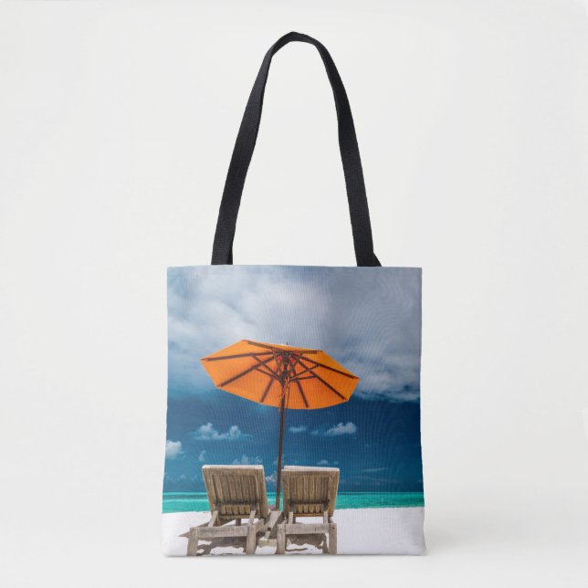 Tote Bag Parapluie de Sun sur la plage sablonneuse (Devant)