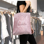 Tote Bag Parties scintillant rose gouttes monogramme élégan<br><div class="desc">Un faux arrière - plan métallique rose. Décoré avec des gouttes de parties scintillant,  la peinture goutte à goutte. Personnalisez et ajoutez votre nom,  initiales monographiques. Votre monogramme comme motif arrière - plan. Le nom est écrit avec un script de style écrit à la main.</div>