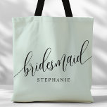 Tote Bag Pastel Mint Bridesmaid Script moderne<br><div class="desc">Faites part de votre appréciation à votre fête de mariée grâce à ce sac fourre-tout élégant à la menthe verte pastel. Doté d'un script moderne et personnalisable avec le nom de votre femme de chambre, ce sac fourre-tout est à la fois pratique et élégant. La couleur douce et le design...</div>