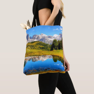 Tote Bag Paysage vert avec étang et montagnes neigeuses