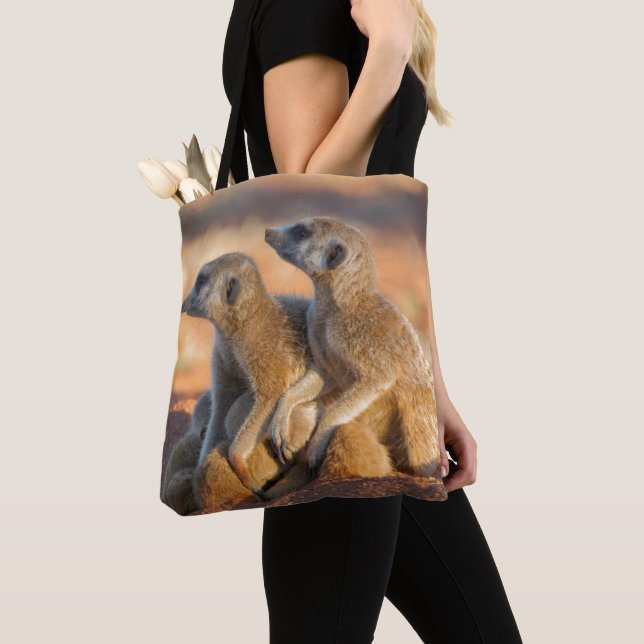 Tote Bag Peau de Meerkats de bébé sous leurs parents (De près)