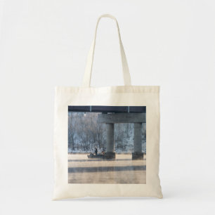 Tote Bag Pêche hivernale brumeuse sur la table Rock Lake