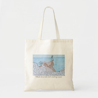 Tote Bag Pélican sur un rocher avec des vagues déferlantes