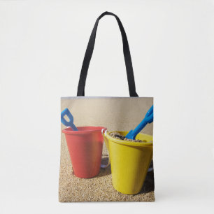 Tote Bag Pelles et seaux sur la plage sablonneuse