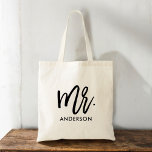 Tote Bag Personnalisé<br><div class="desc">Donnez-lui son propre sac fourre-tout personnalisé avec une grande typographie fantaisiste "M." et son nom de famille. Un fourre-tout correspondant est également disponible pour la Mme. Ils font de grands cadeaux pour les jeunes mariés, les membres de la famille, les collègues, les enseignants, les amis et plus encore.</div>