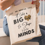 Tote Bag Personnalisé | Il Faut Un Grand Coeur | Appréciati<br><div class="desc">Personnalisé | Il Faut Un Grand Coeur | Sac fourre-tout d'appréciation des enseignants. " Il faut un grand coeur pour façonner les petits esprits ". montrez votre gratitude et votre reconnaissance à votre professeur en donnant cette jolie Personnalité | Il Faut Un Grand Coeur | Sac fourre-tout d'appréciation de l'enseignant....</div>