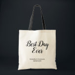 Tote Bag Personnalisé Meilleur Mariage du jour<br><div class="desc">Célébrez votre journée spéciale avec notre Sac fourre-tout Mariage personnalisé Best Day Ever, un souvenir délicieux et pratique pour vos invités. Avec l'expression "Meilleur Jour jamais" dans un script simple et magnifique, ce sac fourre-tout est personnalisé avec vos noms et date mariage, ce qui en fait un souvenir unique qui...</div>