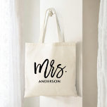 Tote Bag Personnalisée<br><div class="desc">Donnez-lui son propre sac fourre-tout personnalisé avec une grande typographie fantaisiste "Mme" et son nom de famille. Un fourre-tout correspondant est également disponible pour le Mr. Ils font de grands cadeaux pour les membres de la famille, les collègues, les enseignants, les amis et plus encore.</div>