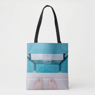 Tote Bag Personne debout sur l'échelle de la piscine