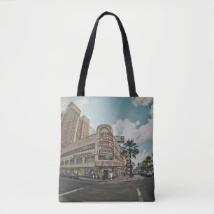 TOTE BAG PERSONNES MARCHANT PRÈS DES BÂTIMENTS PENDANT LA J