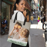Tote Bag Photo de famille moderne et nom personnalisé Monna<br><div class="desc">Présentation de la photo familiale moderne et cadeau de nom personnalisé de marque! Ce cadeau unique et réfléchi est conçu pour célébrer et chérir les moments spéciaux de votre famille.Offrez le cadeau de souvenirs chéris et de douceur personnalisée avec la photo de famille moderne et le cadeau de nom personnalisé...</div>