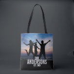 Tote Bag Photo de famille personnalisée avec nom de famille<br><div class="desc">Cadeau photo de famille personnalisé, décoré avec nom de famille et établi année en blanc moderne sans serif style police, parfait avec photo carré. Parfait comme cadeau de vacances, cadeau de fête pour le ménage, cadeau de réunion de famille et cadeau pour toutes les occasions spéciales. Remarque : La photo...</div>