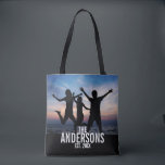 Tote Bag Photo de famille personnalisée avec nom de famille<br><div class="desc">Cadeau photo de famille personnalisé, décoré avec nom de famille et établi année en blanc moderne sans serif style police, parfait avec photo carré. Parfait comme cadeau de vacances, cadeau de fête pour le ménage, cadeau de réunion de famille et cadeau pour toutes les occasions spéciales. Remarque : La photo...</div>