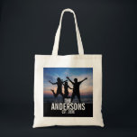 Tote Bag Photo de famille personnalisée avec nom de famille<br><div class="desc">Cadeau photo de famille personnalisé, décoré avec nom de famille et établi année en blanc moderne sans serif style police, parfait avec photo carré. Parfait comme cadeau de vacances, cadeau de fête pour le ménage, cadeau de réunion de famille et cadeau pour toutes les occasions spéciales. Remarque : La photo...</div>