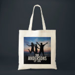 Tote Bag Photo de famille personnalisée avec nom de famille<br><div class="desc">Cadeau photo de famille personnalisé, décoré avec nom de famille et établi année en blanc moderne sans serif style police, parfait avec photo carré. Parfait comme cadeau de vacances, cadeau de fête pour le ménage, cadeau de réunion de famille et cadeau pour toutes les occasions spéciales. Remarque : La photo...</div>