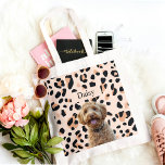 Tote Bag Photo Empreinte de léopard personnalisée Chien<br><div class="desc">Transportez vos articles de première nécessité avec notre Sac fourre-tout photo Empreinte de léopard personnalisé! Ce fourre-tout branché présente un design empreinte de léopard tendance, personnalisé avec une photo de votre chien bien-aimé et son nom. Fabriqué à partir de matériaux durables et de haute qualité, il est parfait pour le...</div>