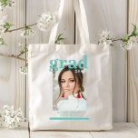 Tote Bag Photo Graduation Party Élégant Script moderne<br><div class="desc">Photo Graduation Party Élégant Sac fourre-tout de script moderne avec votre photo préférée avec le texte simple turquoise "Grad (année)" et votre nom et les détails de graduation personnalisée sur le devant. Idéal pour les grands comme cadeau de remise de diplômes ou décoration de fête de remise de diplômes. Créé...</div>