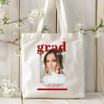 Tote Bag Photo Graduation Party Élégant Script moderne<br><div class="desc">Photo Graduation Party Élégant Sac fourre-tout de script moderne avec votre photo préférée avec le simple texte rouge bordeaux "Grad (année)" et votre nom et les détails de graduation personnalisée sur le devant. Idéal pour les grands comme cadeau de remise de diplômes ou décoration de fête de remise de diplômes....</div>