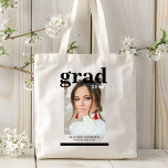 Tote Bag Photo Graduation Party Élégant Script moderne<br><div class="desc">Photo Graduation Party Élégant Sac fourre-tout de script moderne avec votre photo préférée avec le simple texte noir "Grad (année)" et votre nom et les détails de graduation personnalisée sur le devant. Idéal pour les grands comme cadeau de remise de diplômes ou décoration de fête de remise de diplômes. Créé...</div>