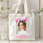 Tote Bag Photo Graduation Party Élégant Script moderne Four<br><div class="desc">Photo Graduation Party Élégant Sac fourre-tout de script moderne avec votre photo préférée avec le texte rose simple "Grad (année)" et votre nom et les détails de graduation personnalisée sur le devant. Idéal pour les grands comme cadeau de remise de diplômes ou décoration de fête de remise de diplômes. Créé...</div>