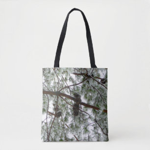 Tote Bag Photo hivernale sous le pin couvert de neige